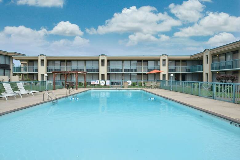 Hotel Lamplighter Inn And Suites