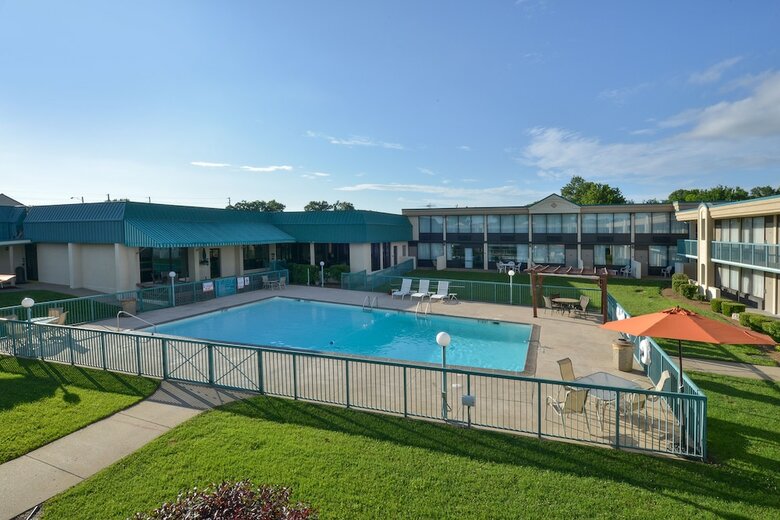Hotel Lamplighter Inn And Suites