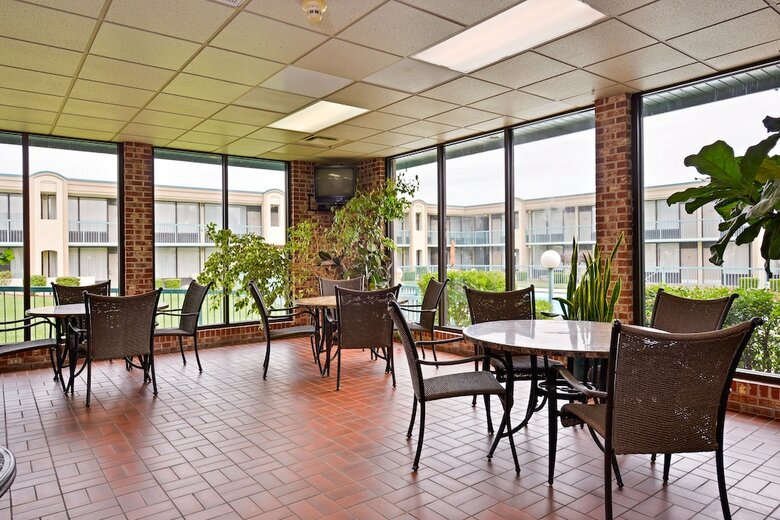 Hotel Lamplighter Inn And Suites