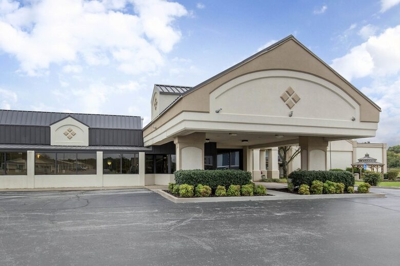 Hotel Lamplighter Inn And Suites