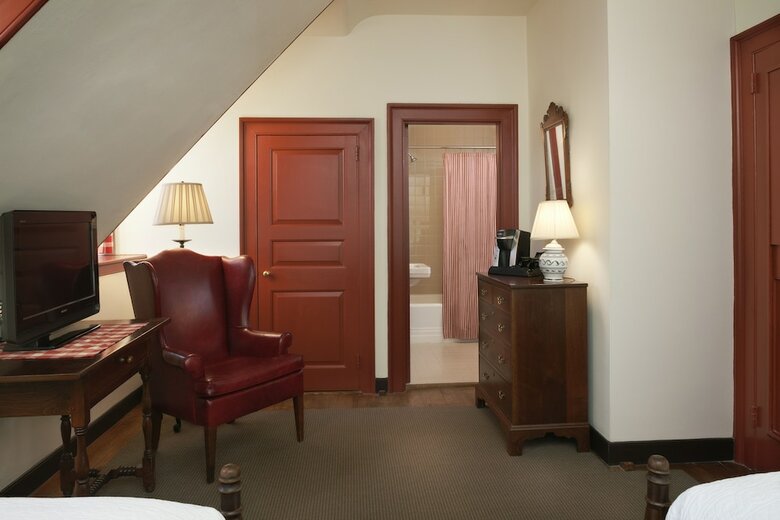 The Colonial Houses - A Colonial Williamsburg Hotel