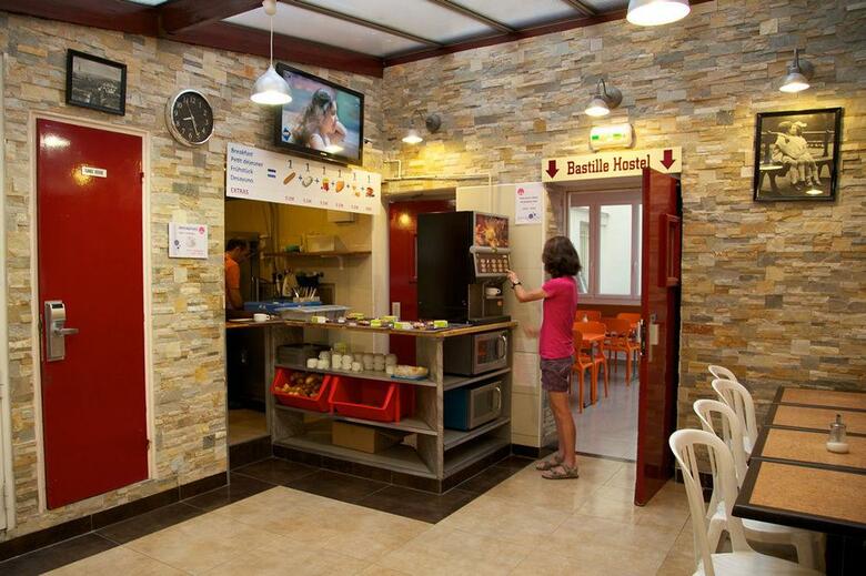 Hostal Bastille Hostel