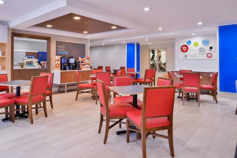 Holiday Inn Express Hotel & Suites Selma