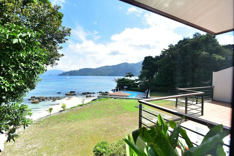 Hotel Asara Private Beach Resort