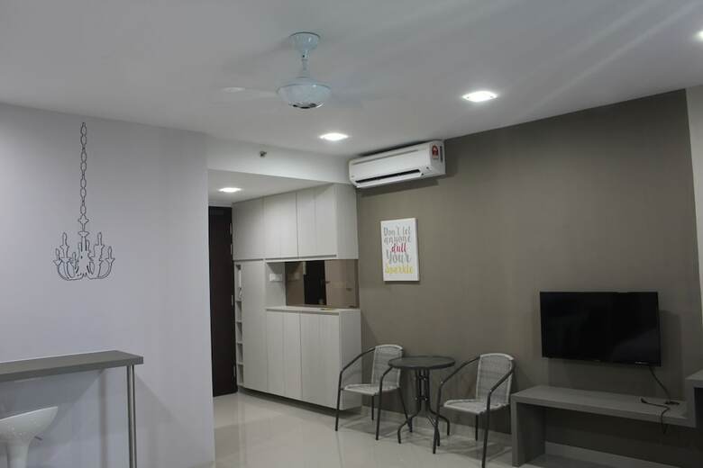 Hotel De Houz - Trefoil Setia Alam Home Stay