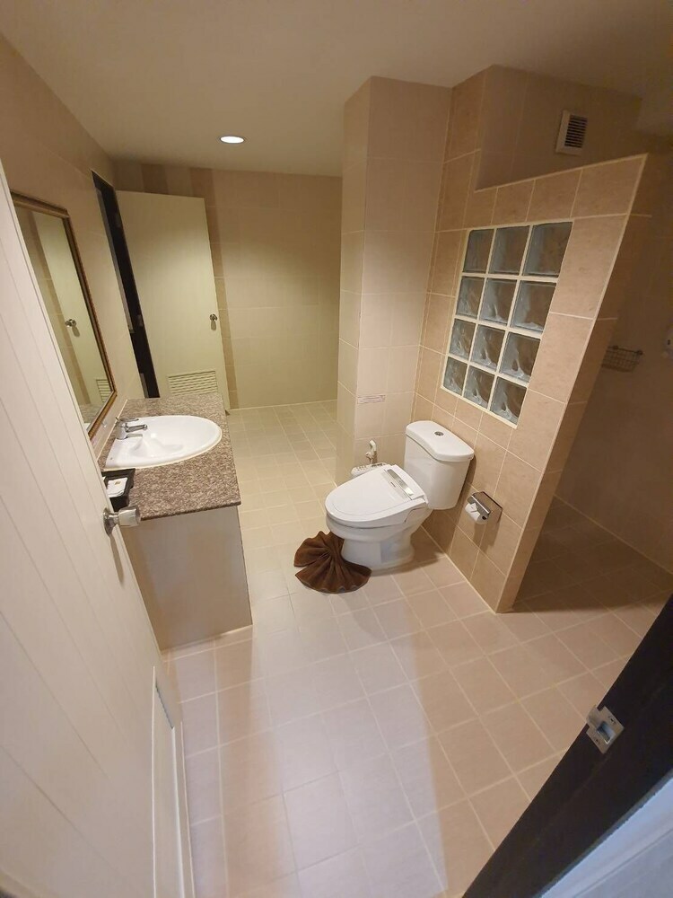 Rayong Lanna Hotel
