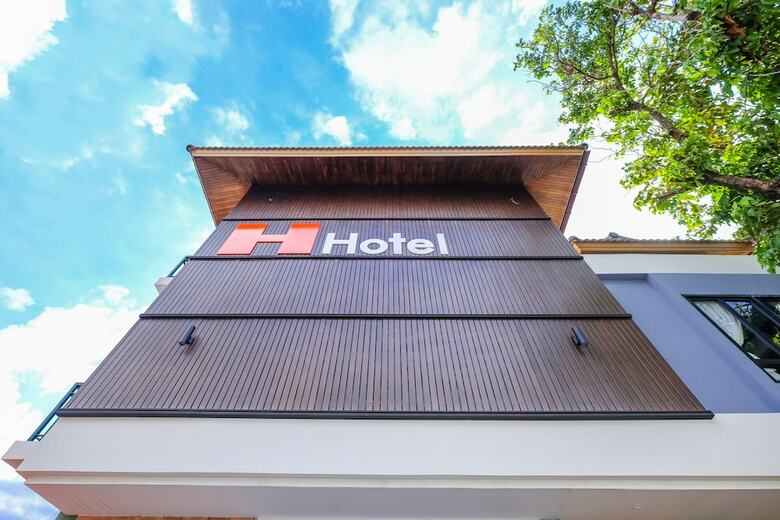 H Hotel Phrasing