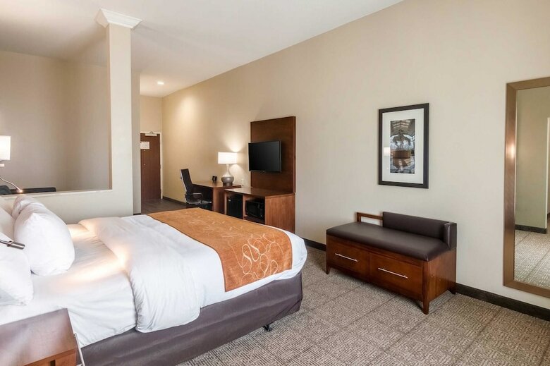 Hotel Comfort Suites Airport On Meridian