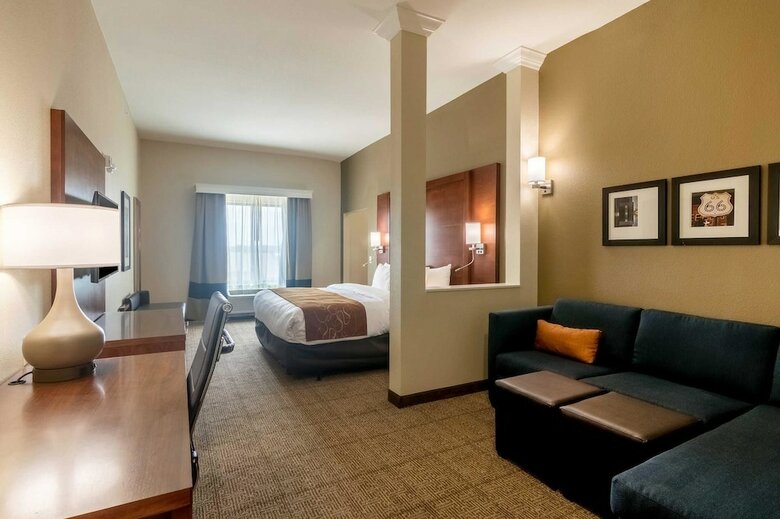 Hotel Comfort Suites Airport On Meridian