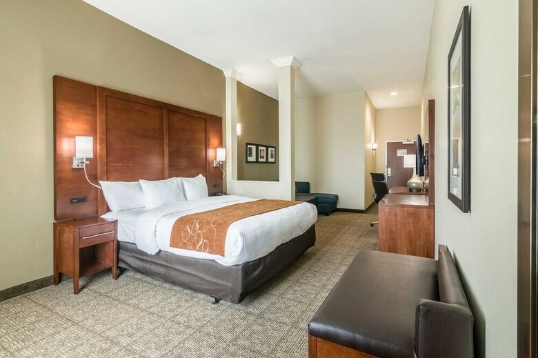 Hotel Comfort Suites Airport On Meridian