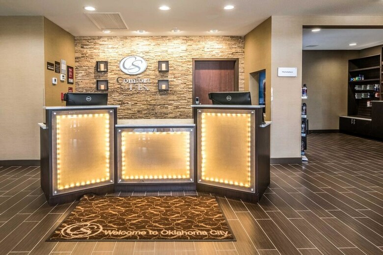Hotel Comfort Suites Airport On Meridian