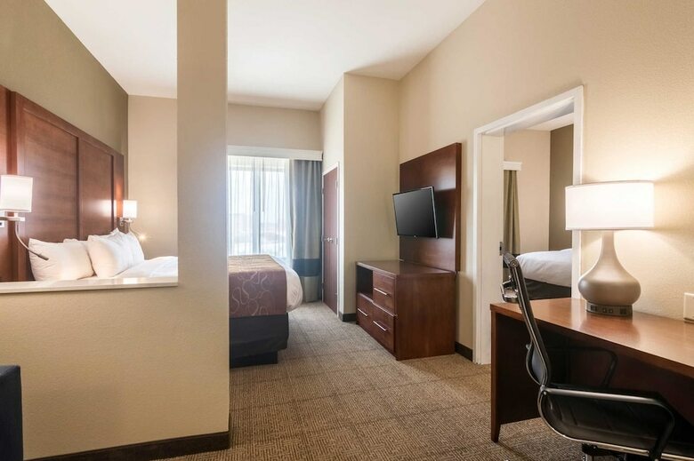 Hotel Comfort Suites Airport On Meridian