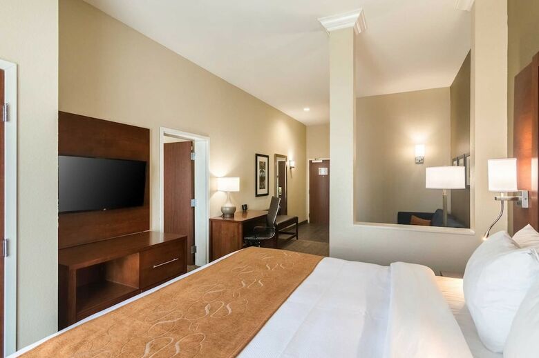 Hotel Comfort Suites Airport On Meridian