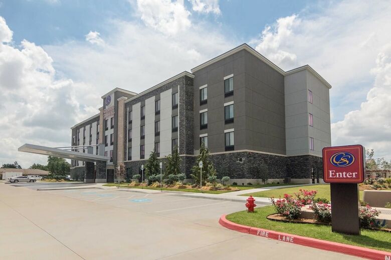 Hotel Comfort Suites Airport On Meridian