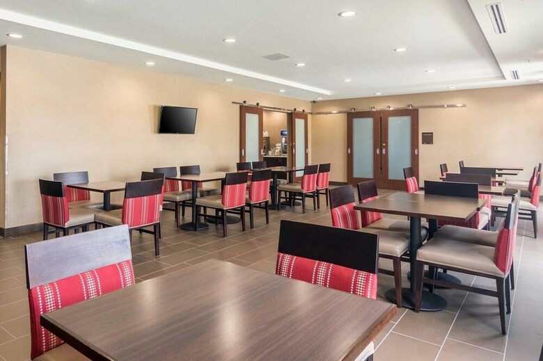 Hotel Comfort Suites Airport On Meridian