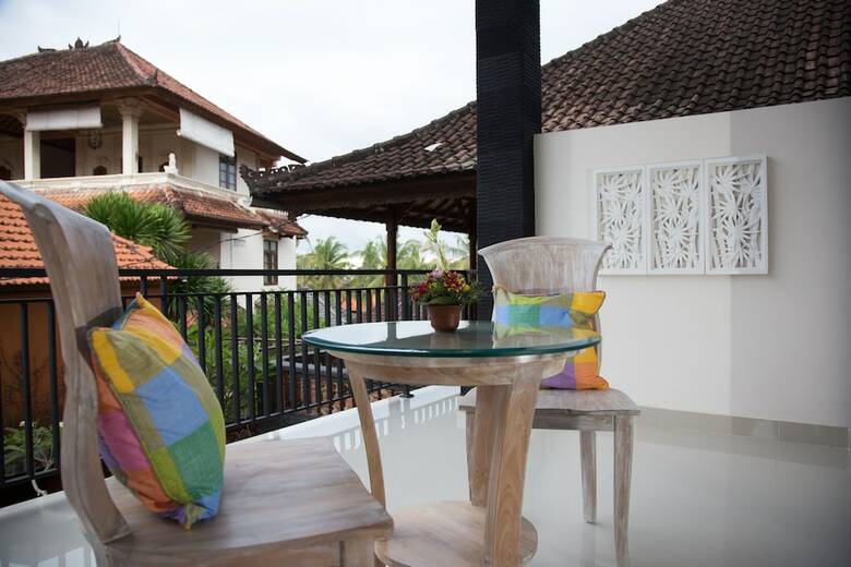 Bed & Breakfast Warji House 1
