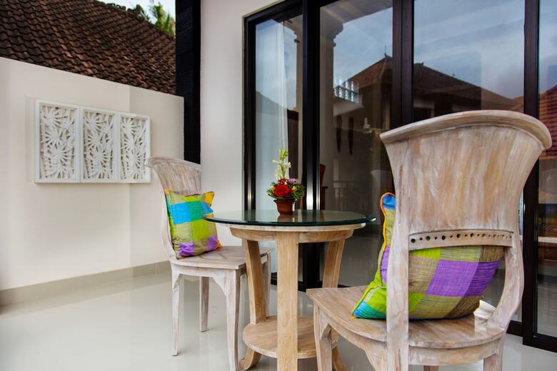 Bed & Breakfast Warji House 1