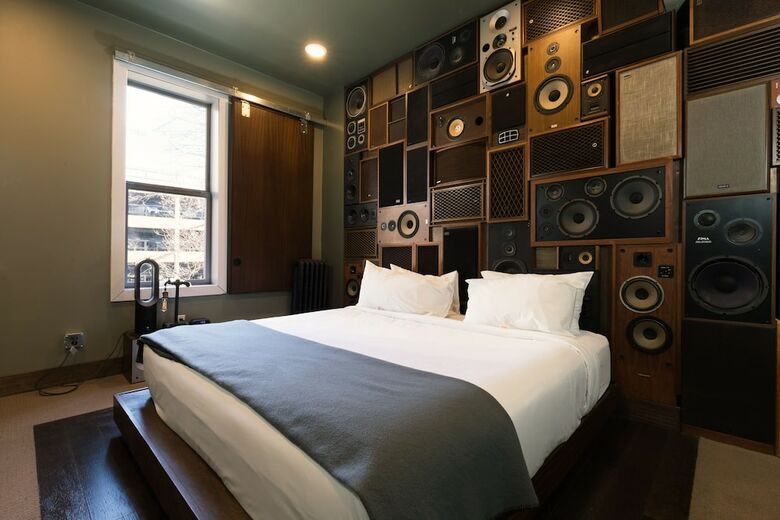 Crash Hotel Downtown Edmonton