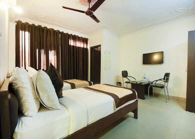 Hotel Charan Pahari