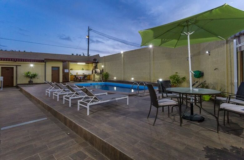 Villa Con Piscina Privada Jard�n By Lightbooking