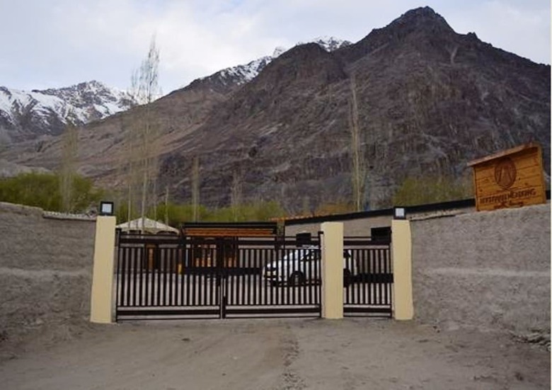 Hotel Mystique Meadows Earth Homes