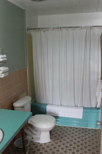 Colonial Motel