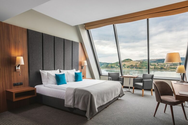 Heron Live Hotel