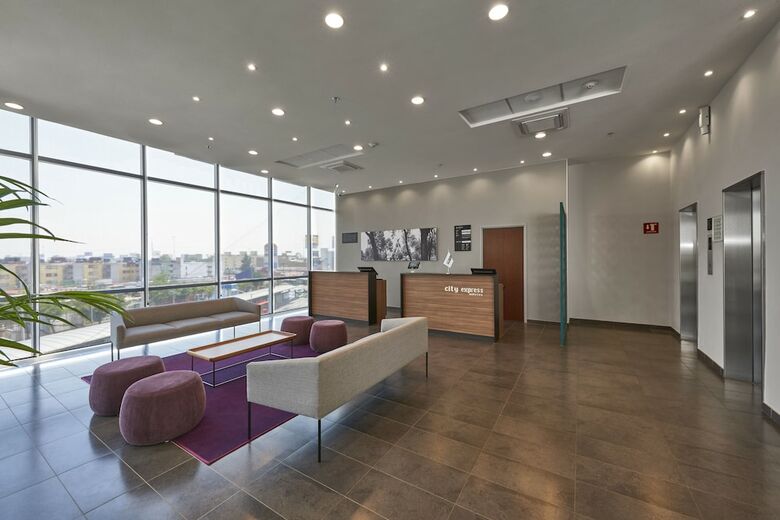 Hotel City Express La Raza