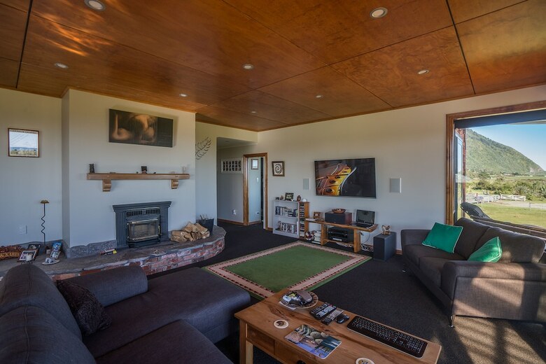 Koru Beach Cabin & B&B Homestay