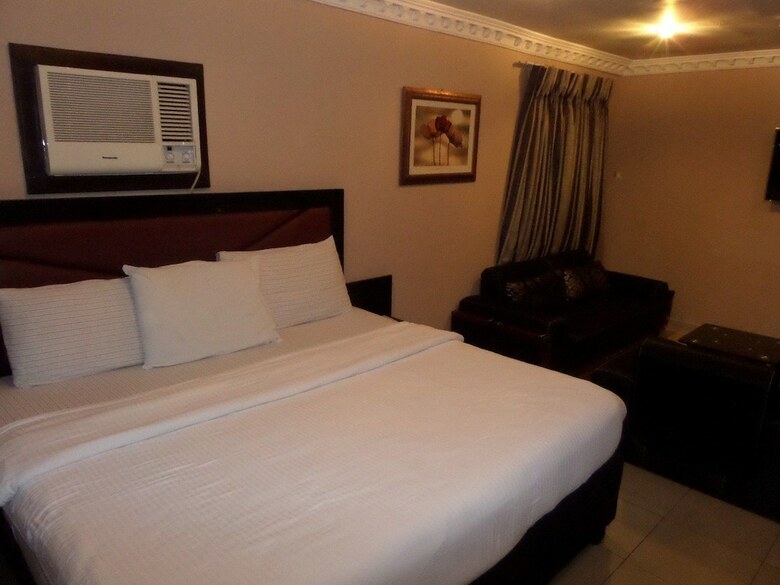 Maidaville Hotel And Suites