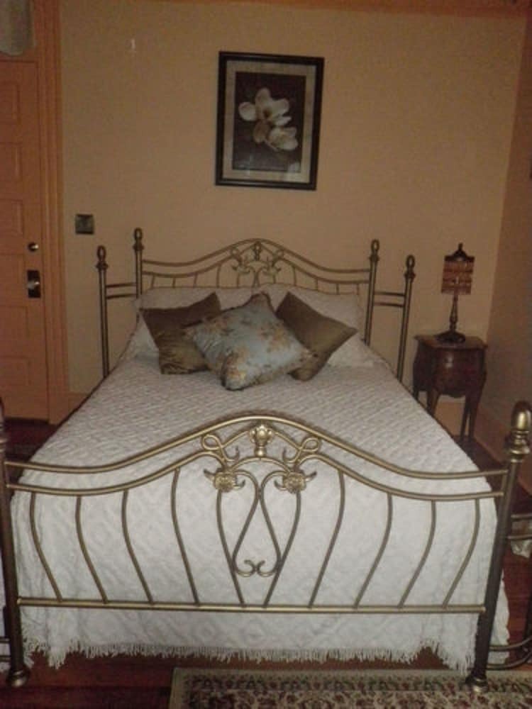 Butterfly Mansion Bed & Breakfast - No Pets Allowed