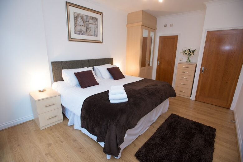 Celador Apartments - Riverside House Serviced Apartments