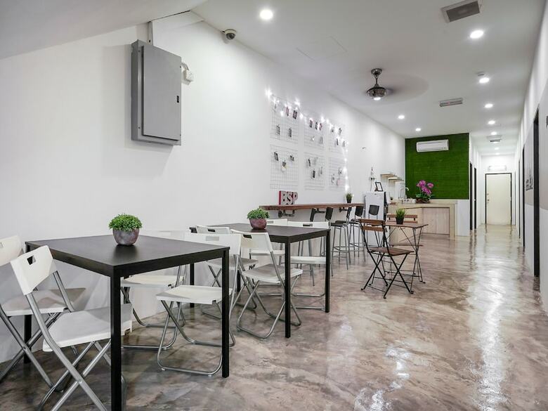 Oyo 758 Comma Hotel