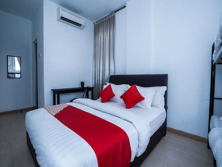 Oyo 758 Comma Hotel