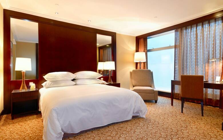 Golden Eagle Summit Hotel (downtown)