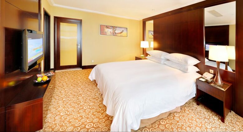 Golden Eagle Summit Hotel (downtown)