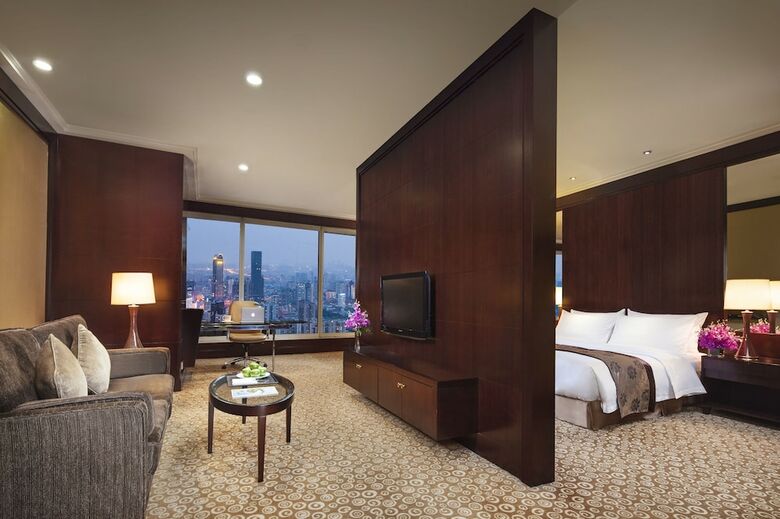 Golden Eagle Summit Hotel (downtown)