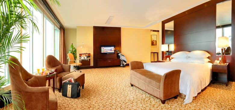 Golden Eagle Summit Hotel (downtown)