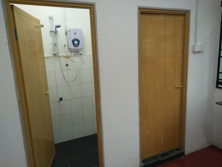 Hostal Diyana Budget Hotel