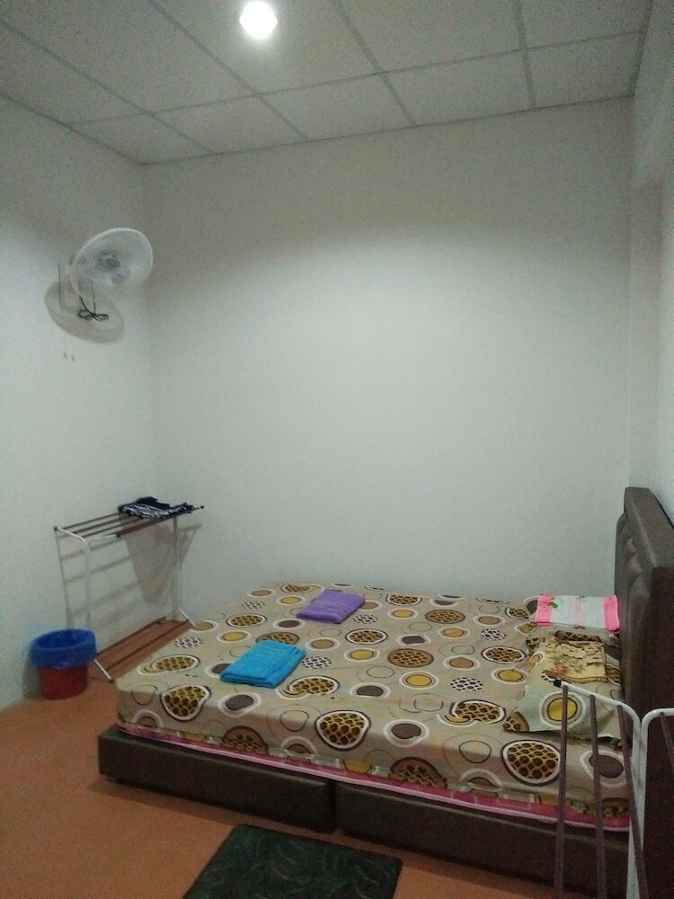 Hostal Diyana Budget Hotel