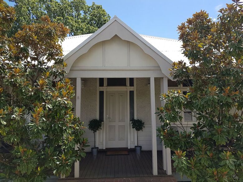 Healesville House - Magnolia House