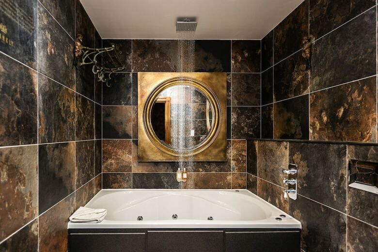 Signature Living At The Shankly Hotel