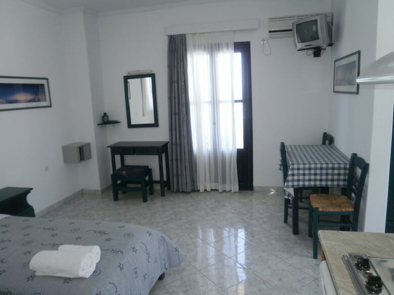 Blue And White Studios & Apartments