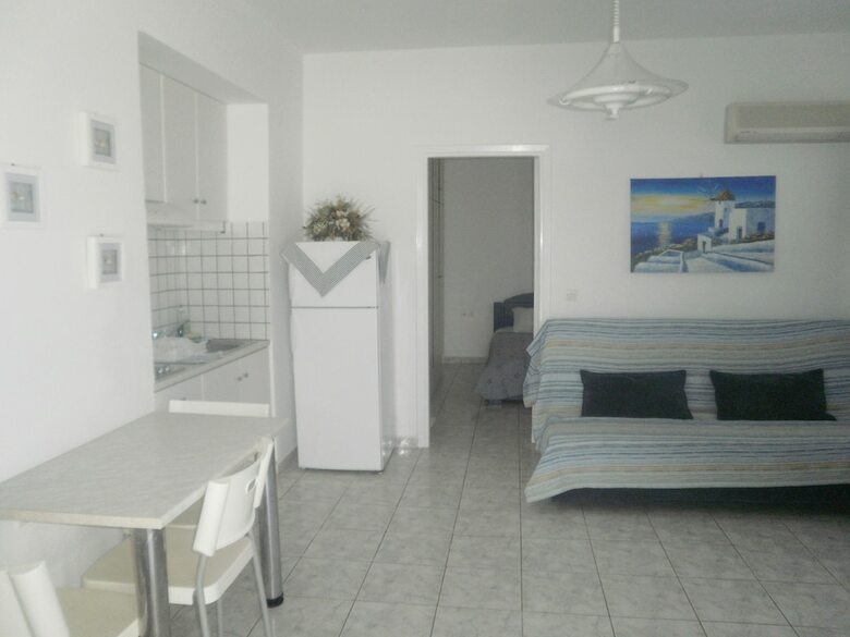 Blue And White Studios & Apartments
