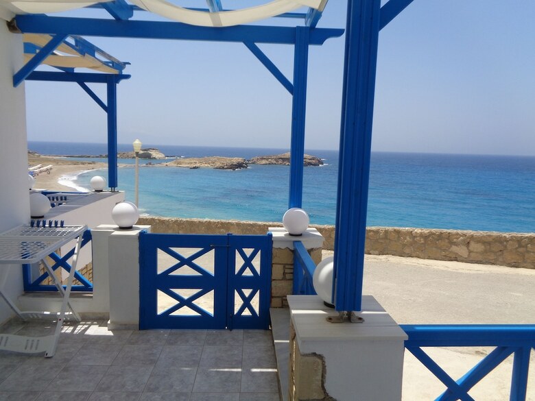 Blue And White Studios & Apartments