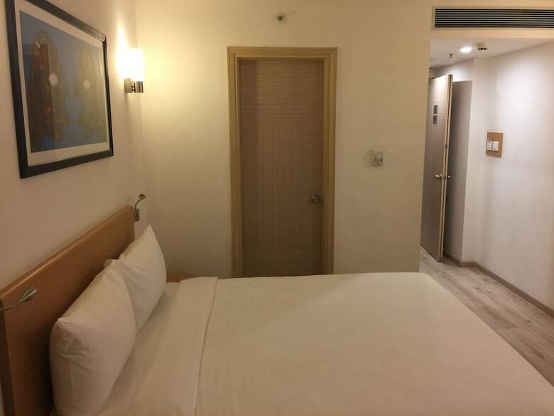Red Fox Hotel Sec 60 Gurugram