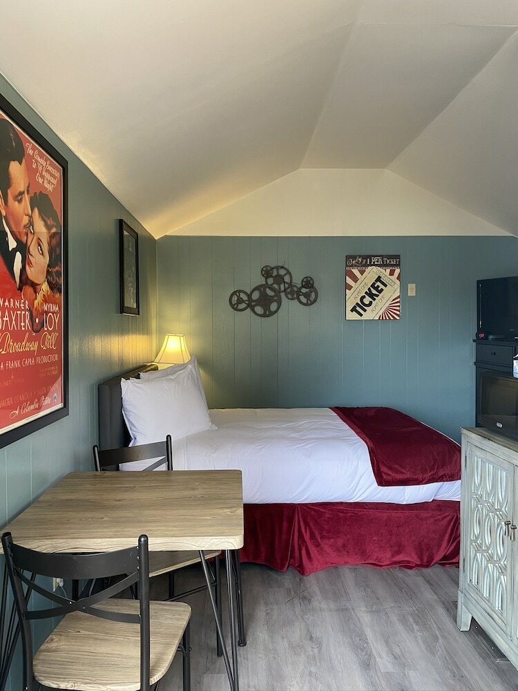 Motel Lamplighter Cabins & Suites
