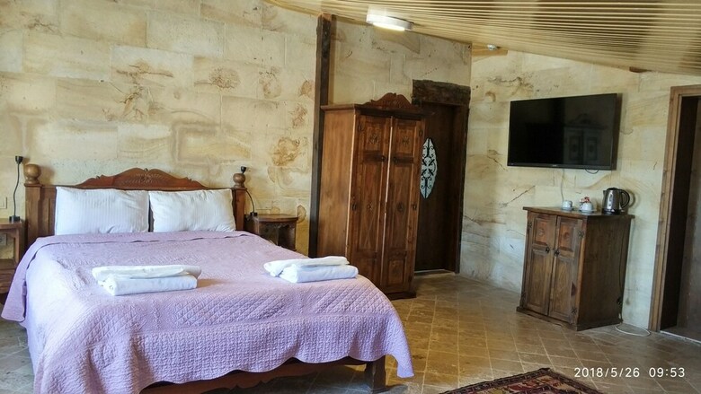 Hotel Shoestring Stone House