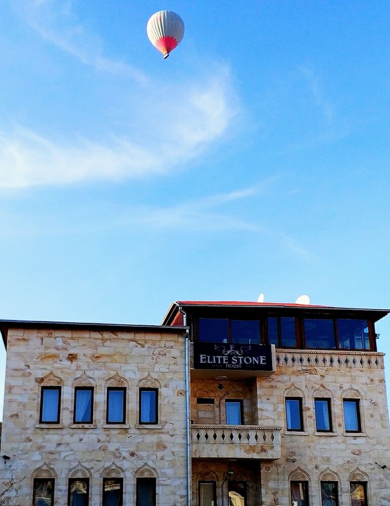 Hotel Shoestring Stone House