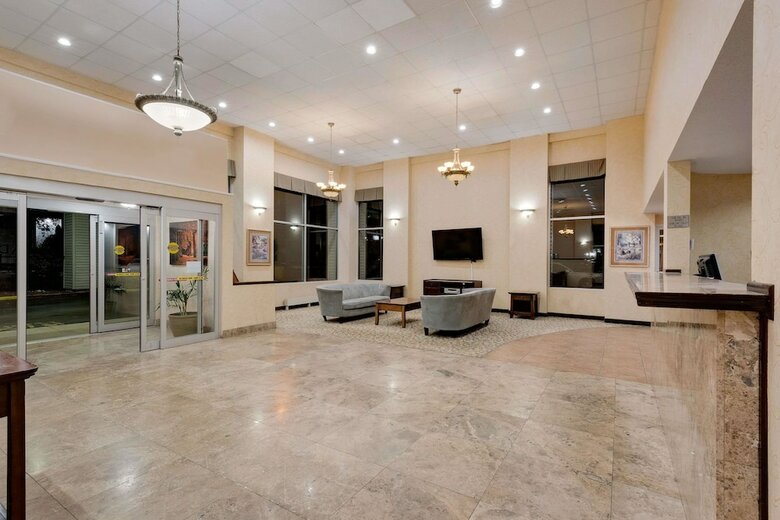 Hotel Ramada By Wyndham Cleveland Airport West